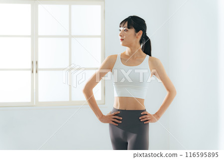 Image of a woman who shaped her waist through training Body care diet 116595895