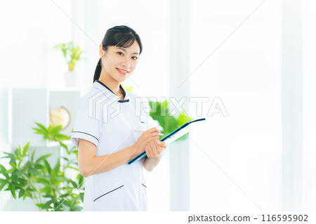 Healthcare workers working in healthcare facilities Healthcare workers working in healthcare facilities 116595902