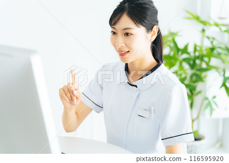 Medical worker woman working on a personal computer 116595920