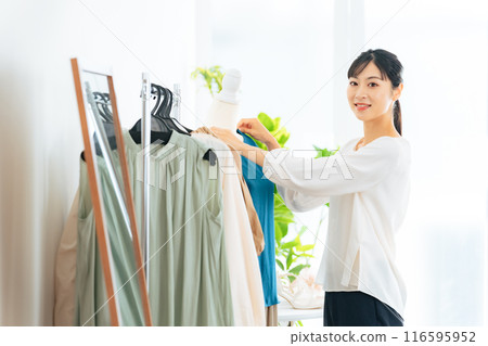 服裝店內展示產品的女店員 116595952