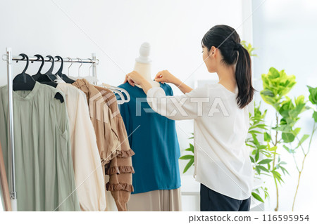 服裝店內展示產品的女店員 116595954