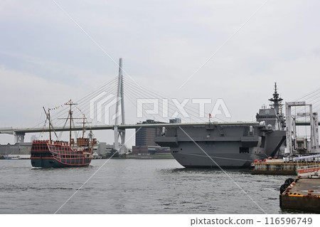 直升機驅逐艦「出雲號」停靠大阪港 116596749