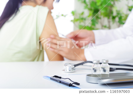 Male doctor and female patient giving an injection to the arm 116597003