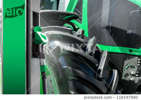 Biofuel filling station and agricultural tractor 116597980