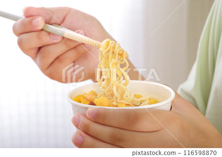 年輕女子吃杯拉麵 116598870