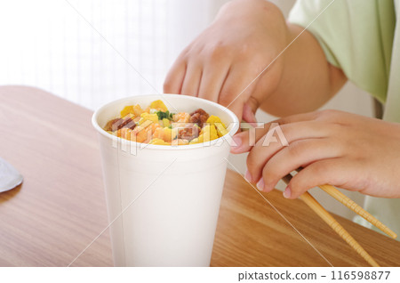 年輕女子吃杯拉麵 年輕女子吃杯拉麵 116598877