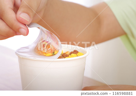 年輕女子吃杯拉麵 年輕女子吃杯拉麵 116598881