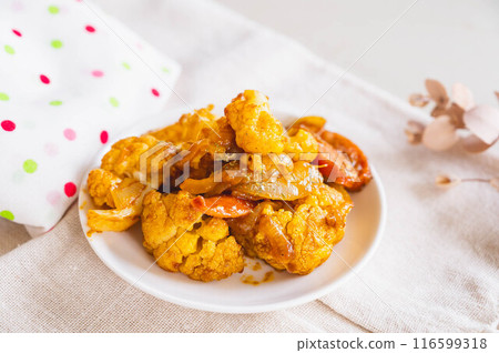 Stir-fried cauliflower and Vienna sausage with curry 116599318
