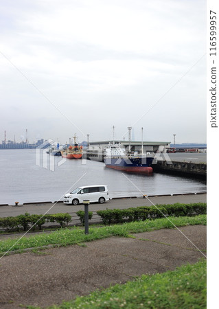 A ship crossing the sea 116599957