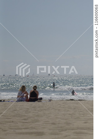 人們在加州的海洋中衝浪 人們在加州的海洋中衝浪 116600068