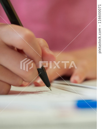 小學六年級考生解題特寫照片 116600071