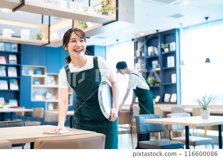 在咖啡館工作的年輕女子攝影合作：Creadisce（丸善湯堂株式會社） 116600086