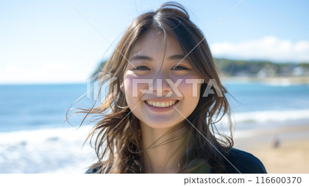 明亮的大海背景下微笑的女人臉的特寫 116600370