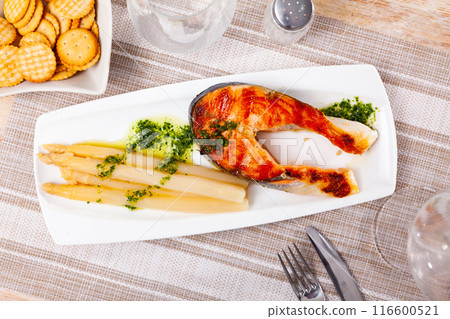 Grilled salmon steak with asparagus and pesto 116600521