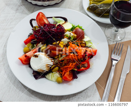 Salad with beetroot, greens and fresh cheese 116600797