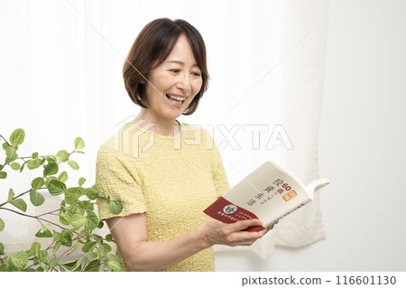 看投資書的女人 116601130