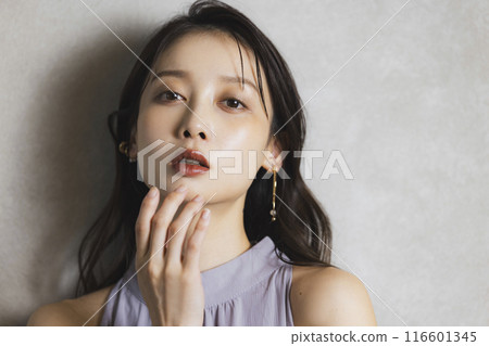 long hair woman 116601345