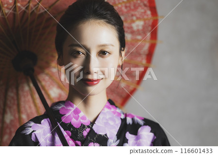 穿著黑色浴衣的女人 穿著黑色浴衣的女人 116601433