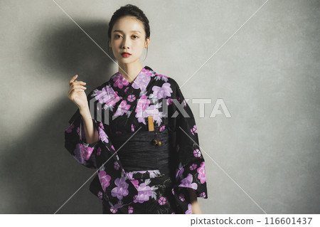 穿著黑色浴衣的女人 穿著黑色浴衣的女人 116601437