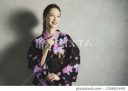 穿著黑色浴衣的女人 116601440