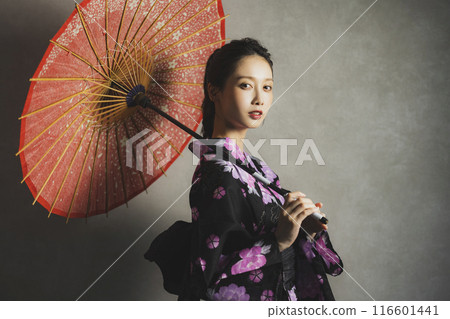 穿著黑色浴衣的女人 116601441