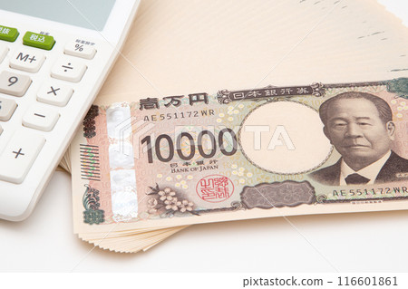 10,000 yen note (new banknote) and calculator 116601861