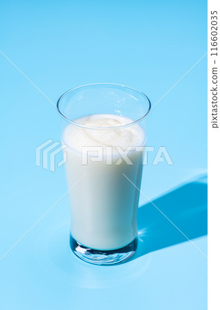 淺藍色背景上的香草奶昔 116602035