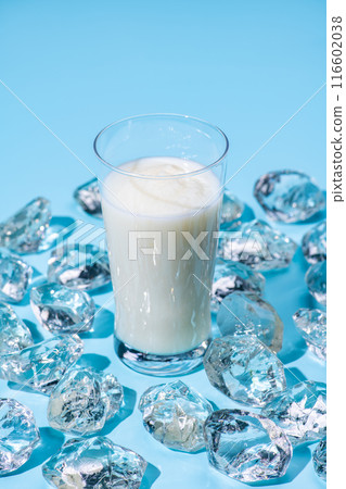 淺藍色背景上加冰的香草奶昔特寫 116602038