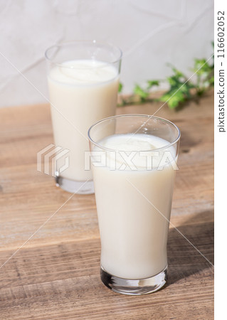 桌上玻璃杯裡的香草奶昔 116602052