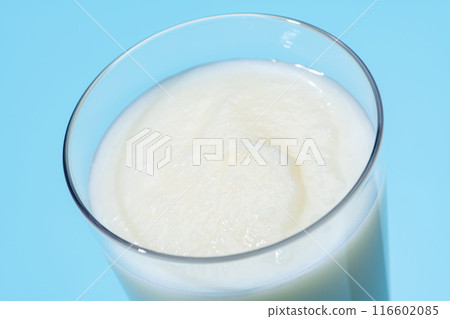 淺藍背景香草奶昔的特寫 116602085