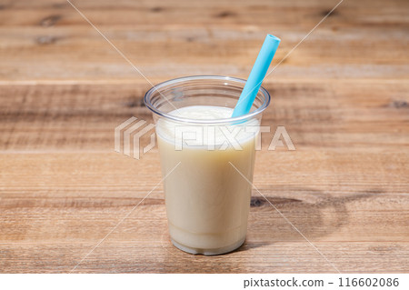 塑膠杯中的香草奶昔 116602086