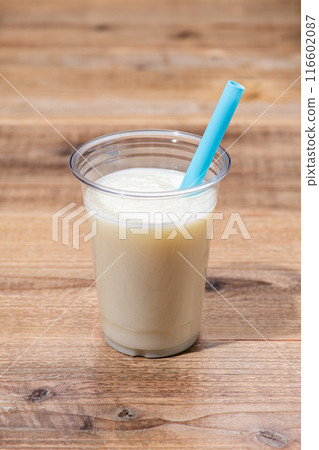 塑膠杯中的香草奶昔 116602087
