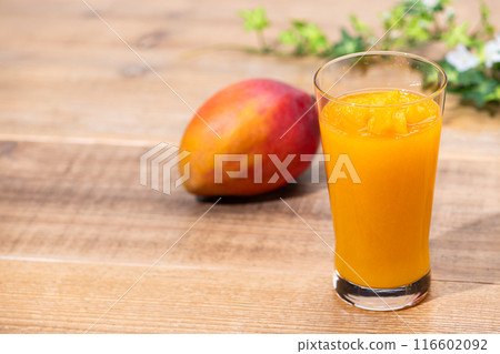 芒果冰沙用木桌上的芒果 116602092