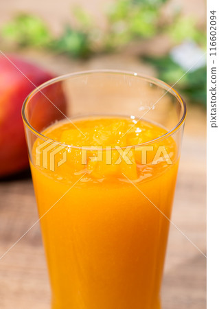 芒果冰沙用木桌上的芒果 芒果冰沙用木桌上的芒果 116602094