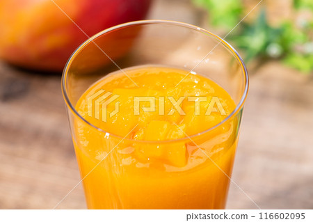 芒果冰沙用木桌上的芒果 116602095