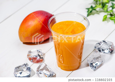 白板桌上塑膠杯中的芒果冰沙 白板桌上塑膠杯中的芒果冰沙 116602103