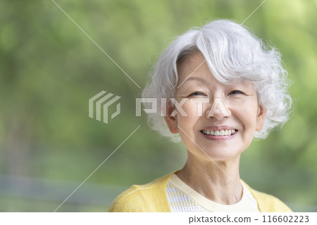 看照相機和微笑的資深婦女 116602223