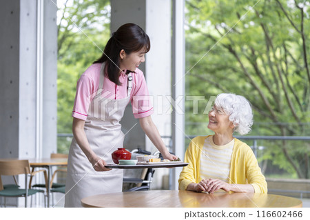 工作人員為居民送餐 - 高級住宅/護理設施圖片 116602466