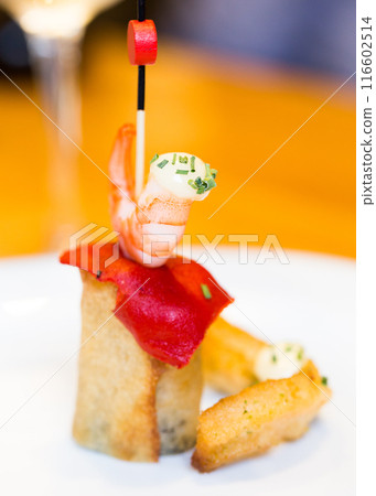 Pincho with shrimp and red pepper 116602514