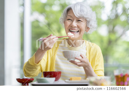 Senior woman to eat Senior woman to eat 116602566