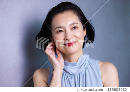 50多歲中年女子的美麗形象 116603082