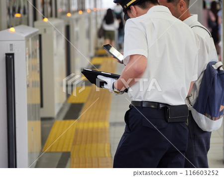 夏天在名古屋月月台工作的男車站服務員 夏天在名古屋月月台工作的男車站服務員 116603252