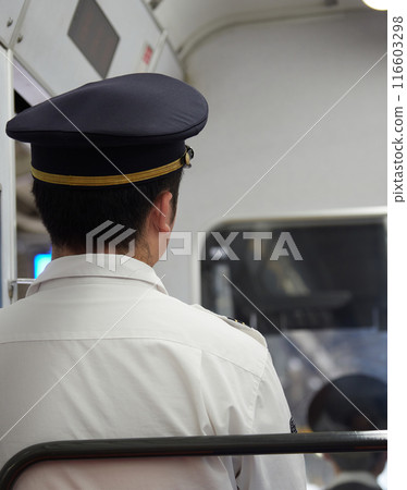 日本火車上孤獨的男售票員 116603298