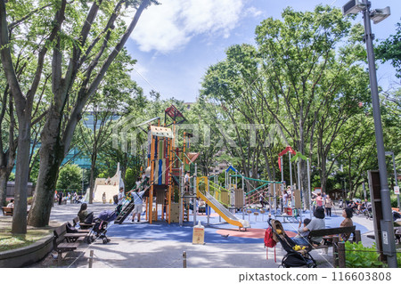 Shinjuku Central Park, a children's park crowded with families, Shinjuku Ward, Tokyo Shinjuku Central Park, a children's park crowded with families, Shinjuku Ward, Tokyo 116603808