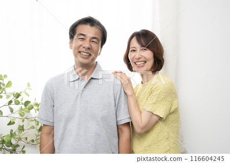 Senior couple smiling 116604245