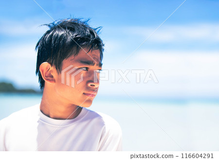 被夏日陽光和沖繩大海曬黑的男孩 116604291