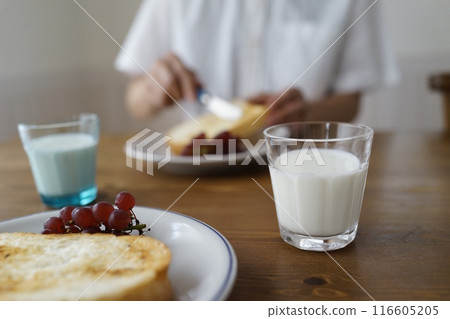 早餐是烤麵包、牛奶和水果。 116605205
