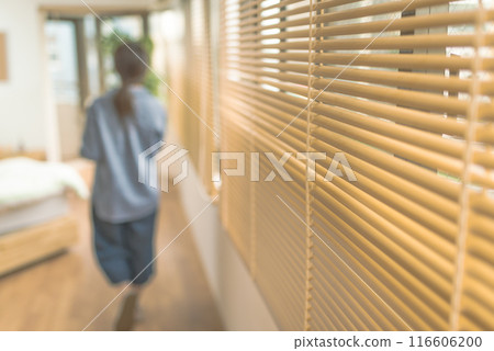 A woman with a note 116606200