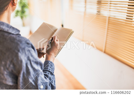 A woman with a memo pad 116606202