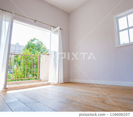 Bright room 116606207